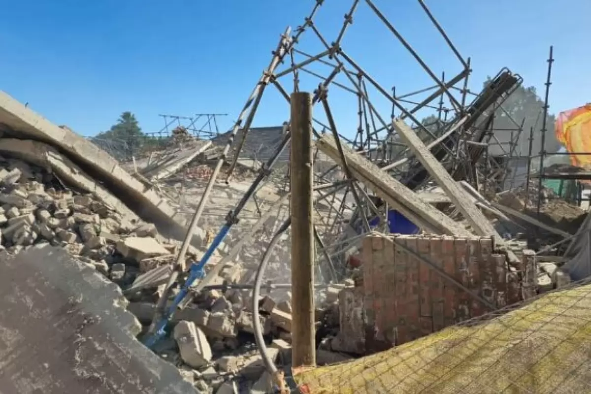 ببینید | اولین تصاویر از فرو ریختن یک ساختمان در آفریقای جنوبی؛ مدفون شدن ۵۹ نفر زیر آوار!