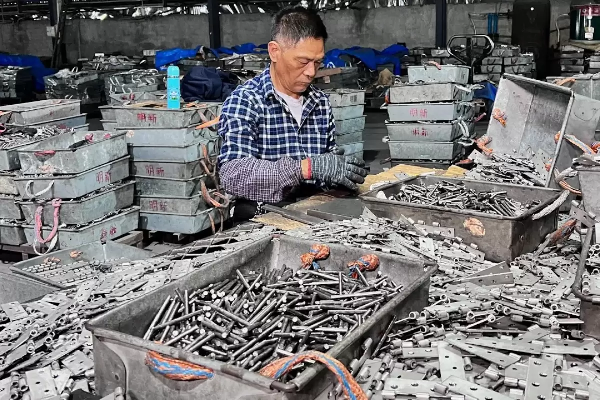 (ویدئو) چگونه میلیون ها «لولای در» در یک کارخانه چینی تولید می شود؟