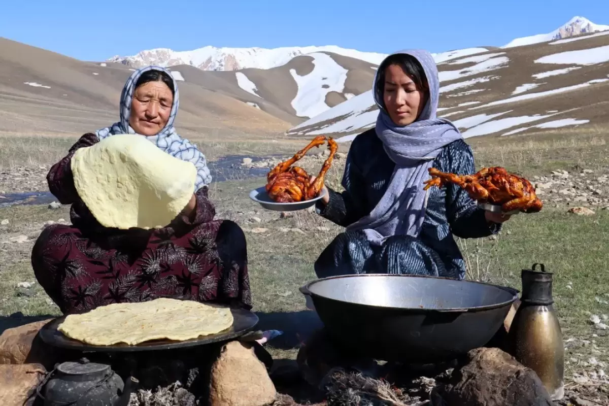 (ویدئو) پخت مرغ در بیابان های افغانستان به سبک دو بانوی عشایر افغان