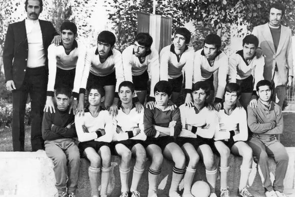 (عکس) سفر به تهران قدیم؛ عشق و دوستی در زمین‌های خاکی فوتبال