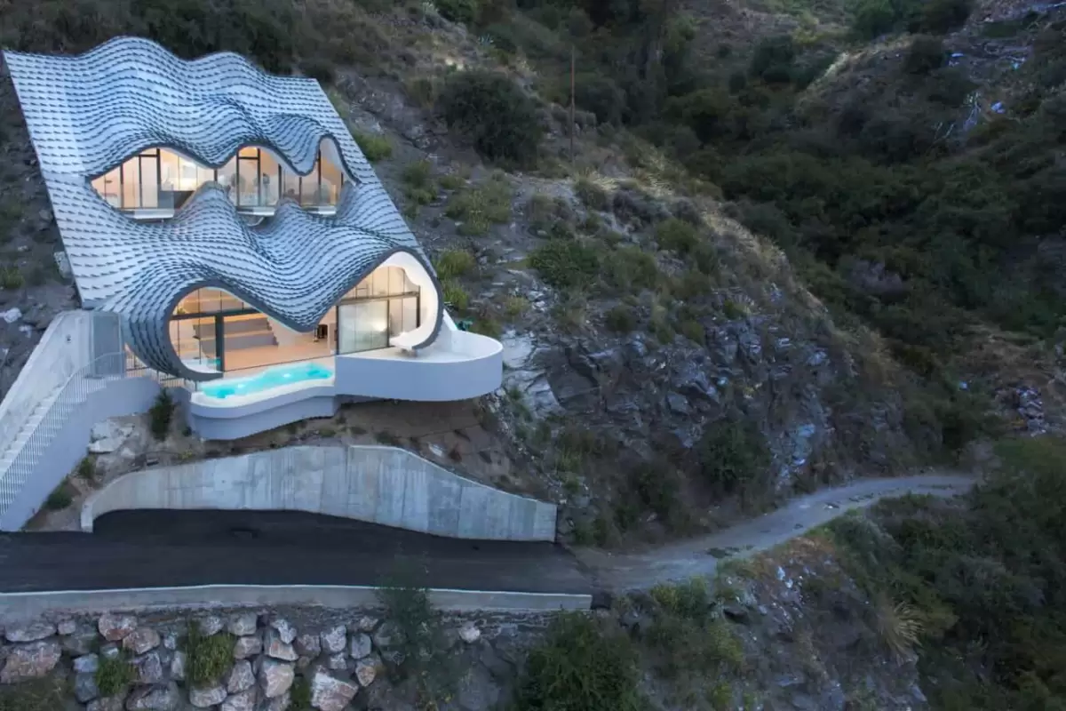 (تصاویر) خانه‌ای روی صخره؛ یک ساخت و ساز خلاقانه روی شیب 42 درجه!