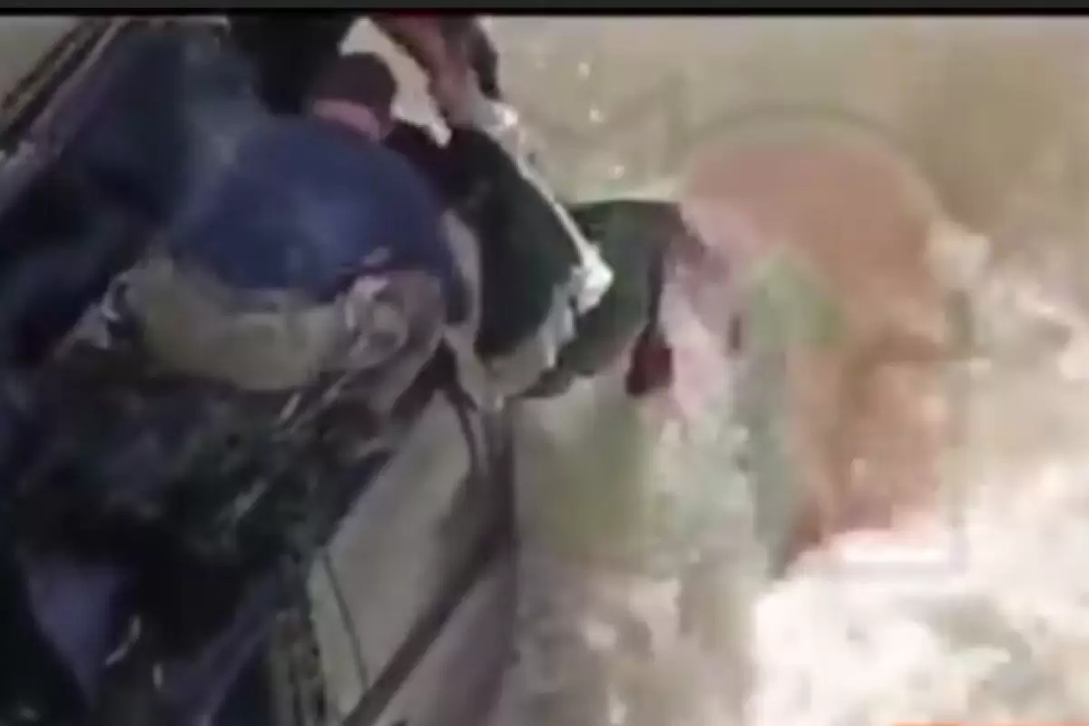 ببینید | فیلمی از عملیات نجات سرنشینان خودروی پرادو گرفتار در رودخانه کرج