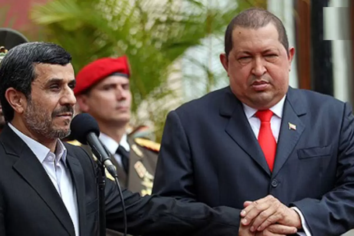 (عکس) تلاش احمدی‌نژاد برای نشاندن چهارزانوی هوگو چاوز بر سر سفره زرشک پلو