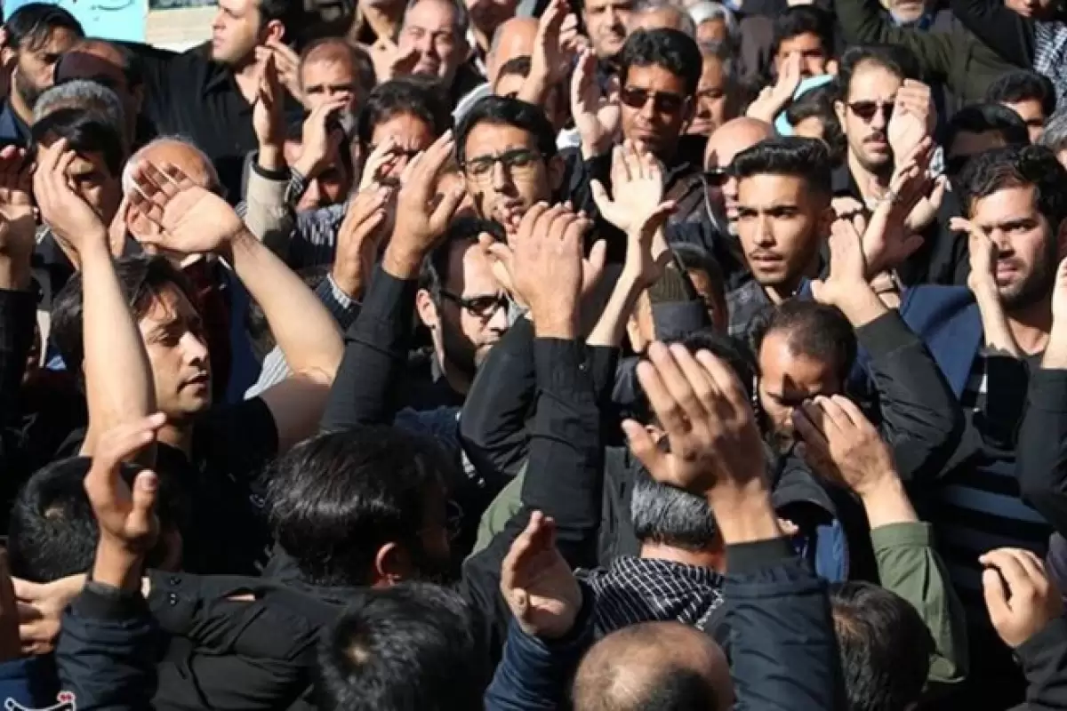 ببینید | مراسم دمامه‌زنی و عزاداری مردم کرمان درپی شهادت رئیس‌جمهور و همراهانش