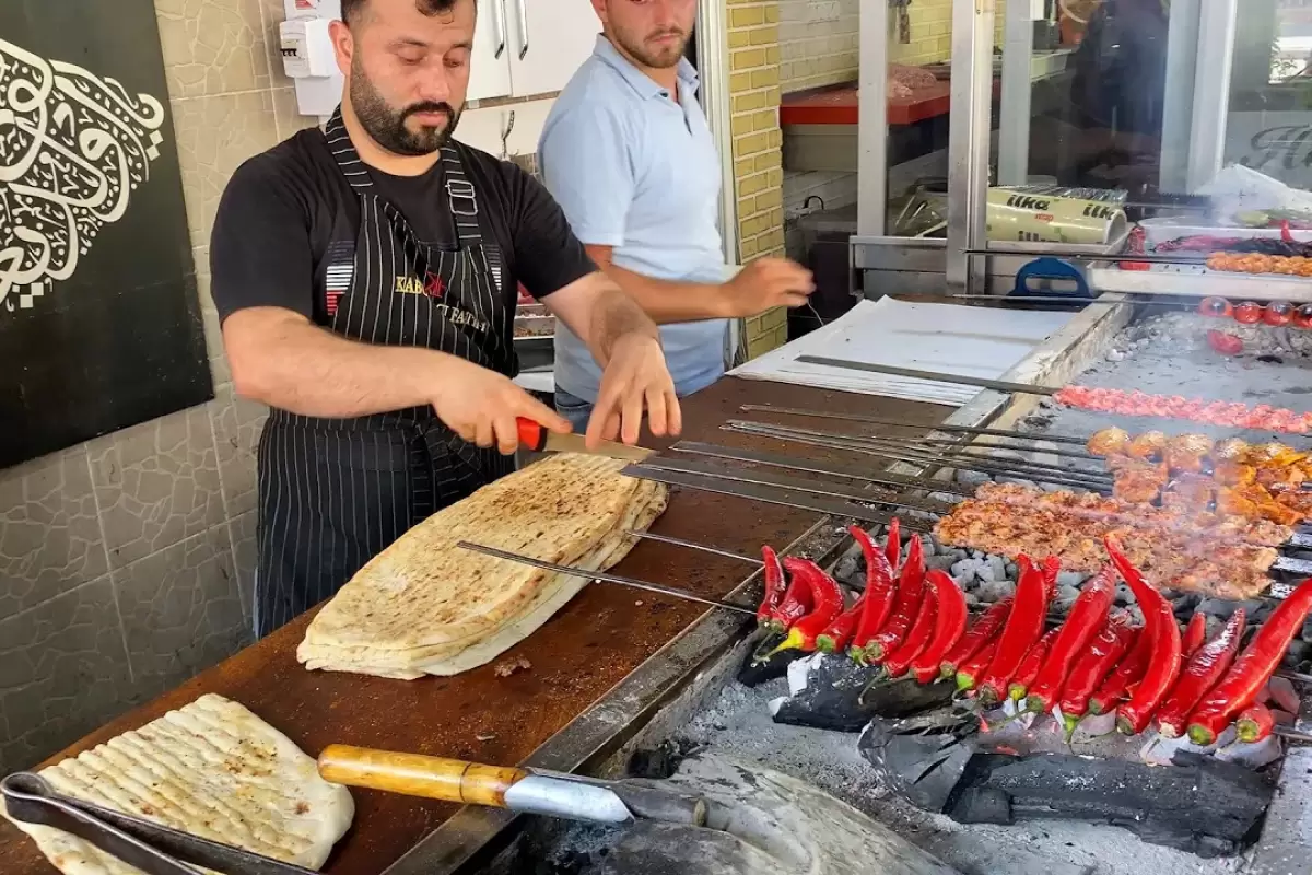 (ویدئو) غذای خیابانی در ترکیه؛ پخت کباب کوبیده، چنجه و جوجه در استانبول