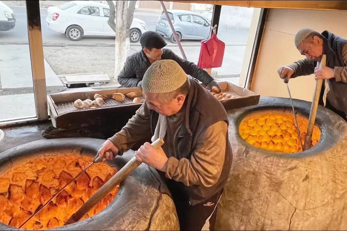 (ویدئو) غذاهای خیابانی در ازبکستان؛ پخت گوشت در دل نان