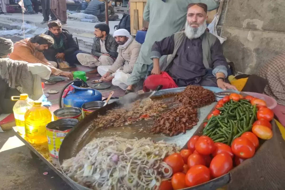(ویدئو) غذای خیابانی در پاکستان؛ طرز تهیه جگر سرخ شده پیشاوری