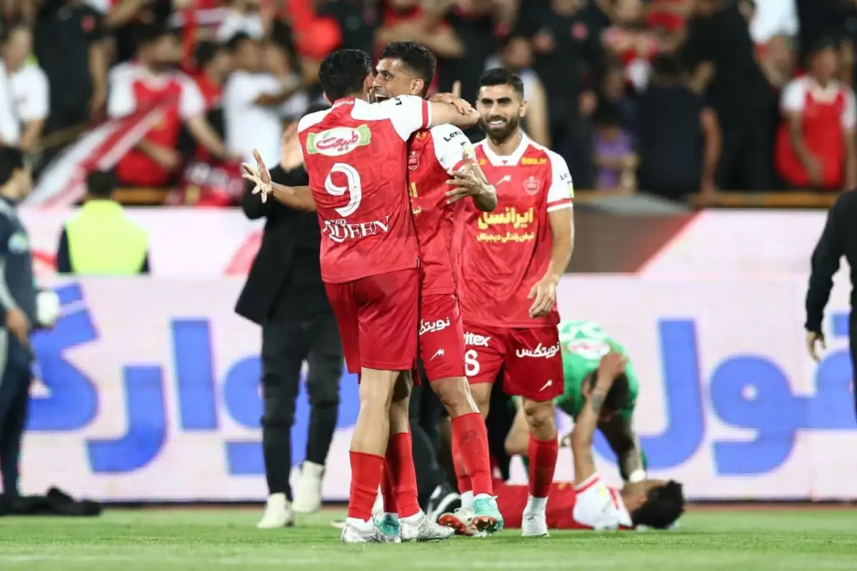 عکس‌| همسران ۳ بازیکن پرسپولیس در ورزشگاه آزادی