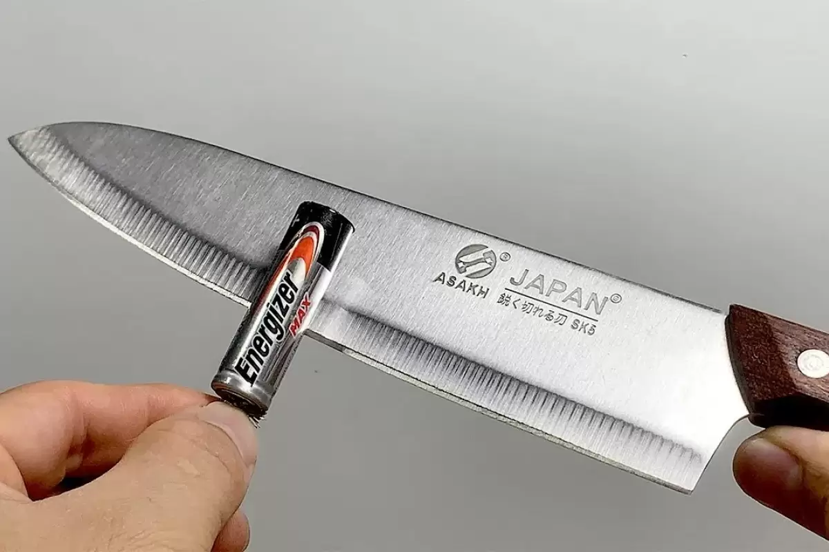 (ویدئو) روشی درخشان و جدید برای تیز کردن چاقو با باتری 1.5 ولتی