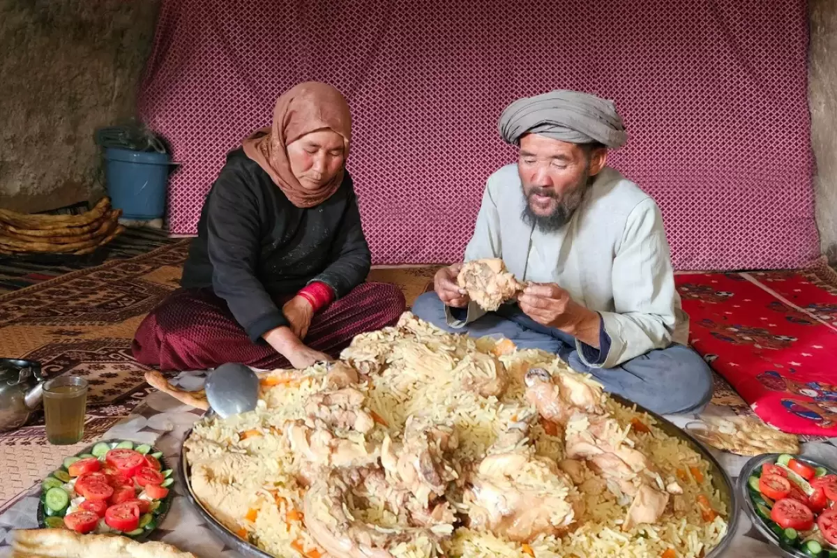 (ویدئو) پخت غذای محلی با مرغ و سبزیجات به روش ویژه زوج غارنشین افغان
