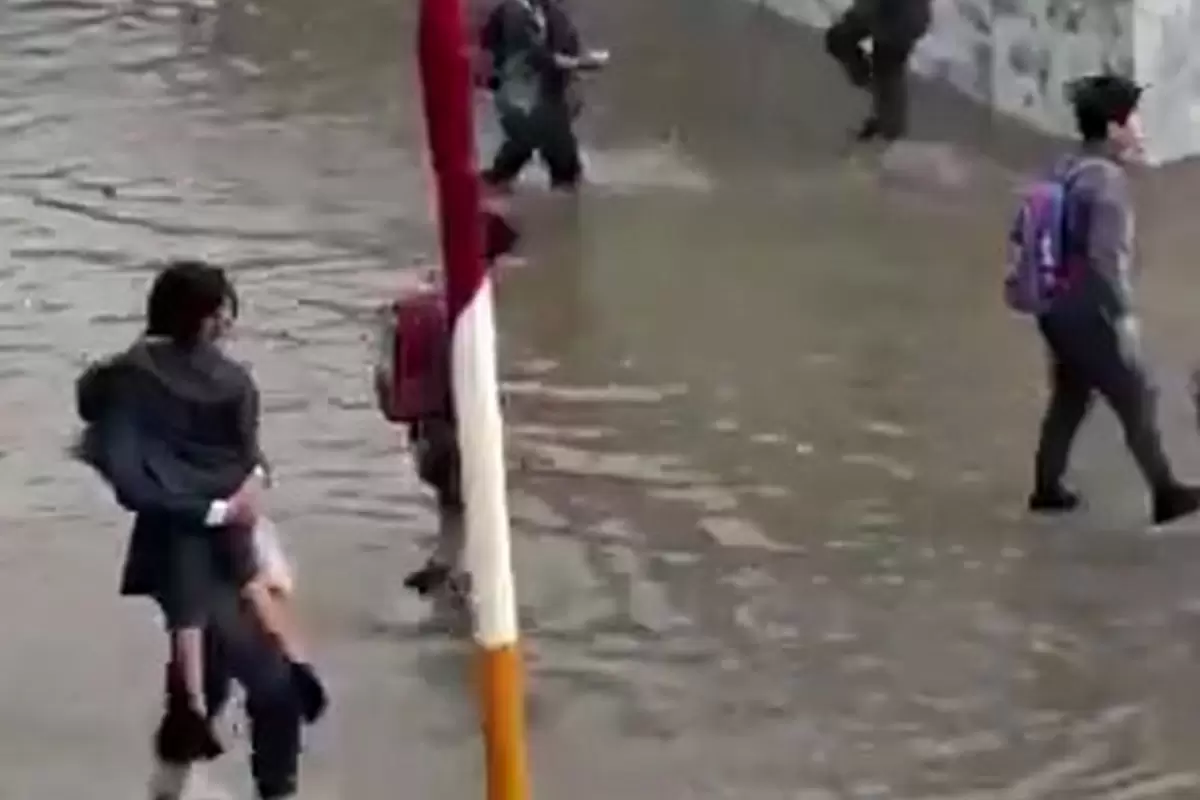 (ویدیو) تلاش معلمی در مشهد برای کمک به دانش‌آموزان در سیل