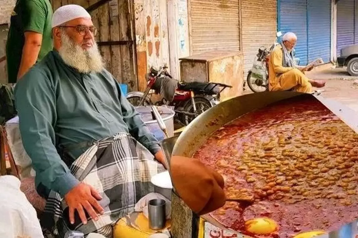 (ویدیو) غذای خیابانی در پاکستان؛ خورشت نخود لاهوری