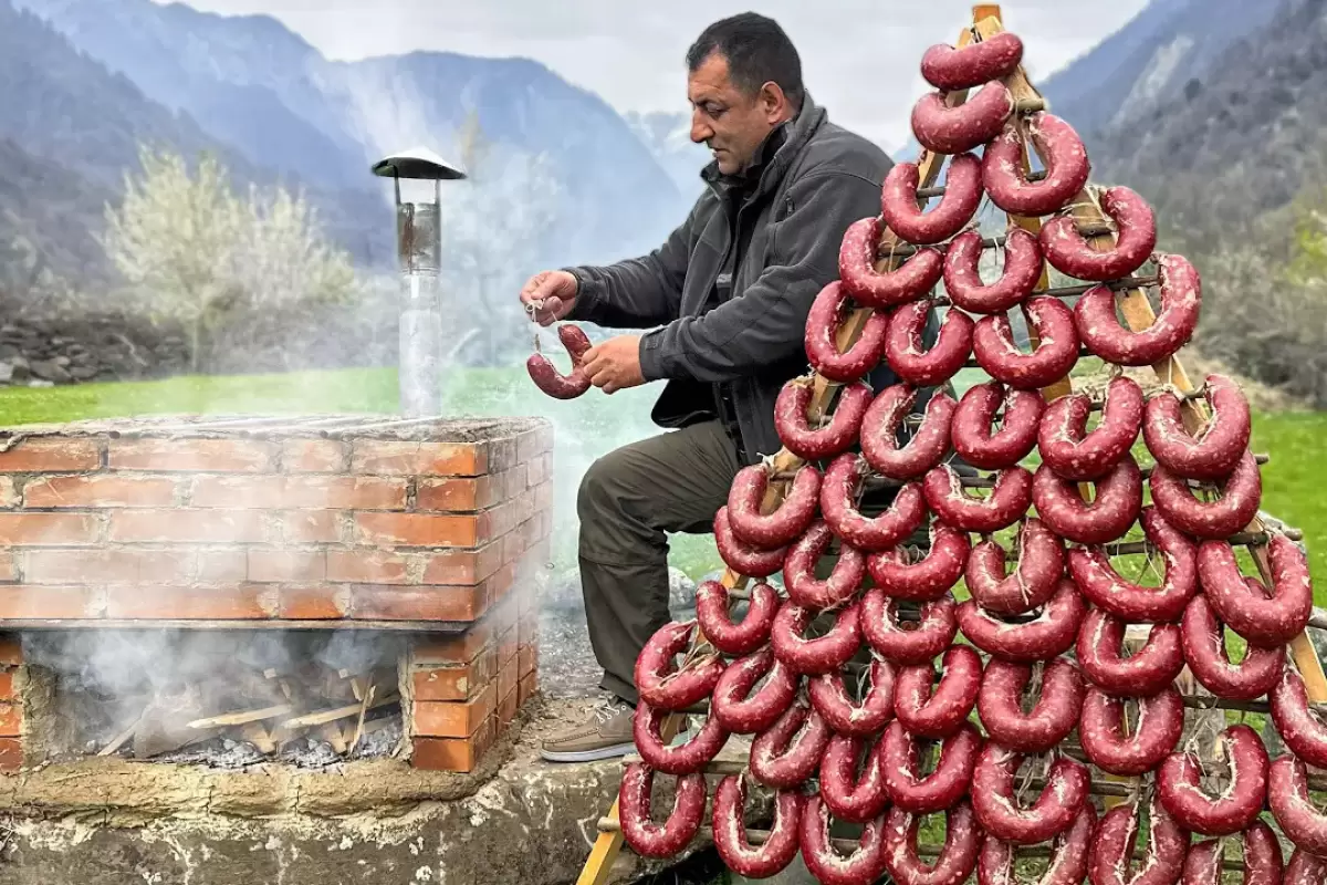 (ویدئو) پخت سوسیس دست ساز به روش آشپز معروف آذربایجانی در طبیعت