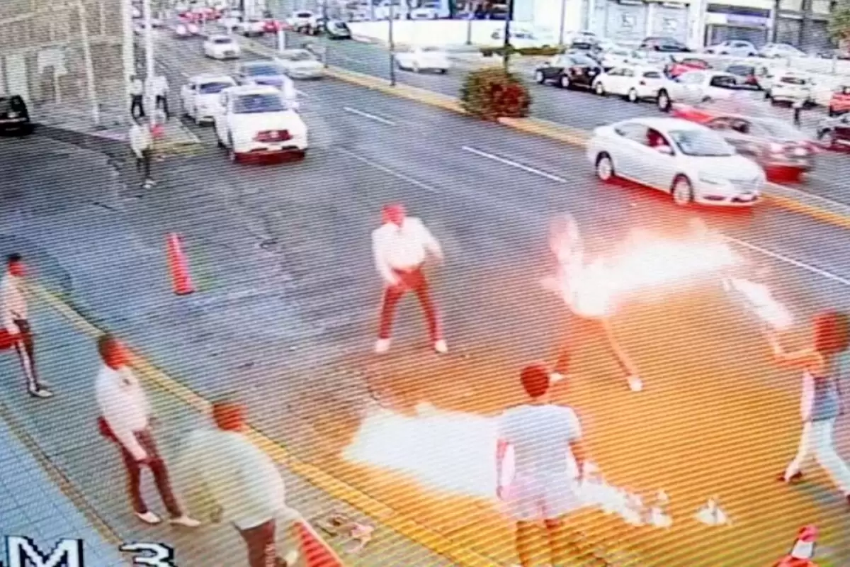 (ویدئو) جنگ آتشین مرد آتش‌افکن با هنرمندان خیابانی