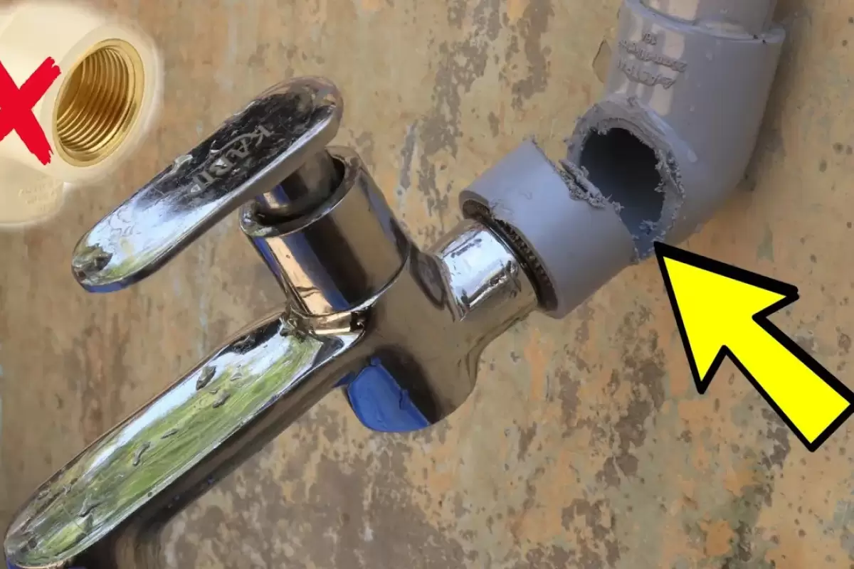 (ویدئو) روشی جالب برای تعویض زانویی شکسته لوله پی وی سی متصل به شیر آب