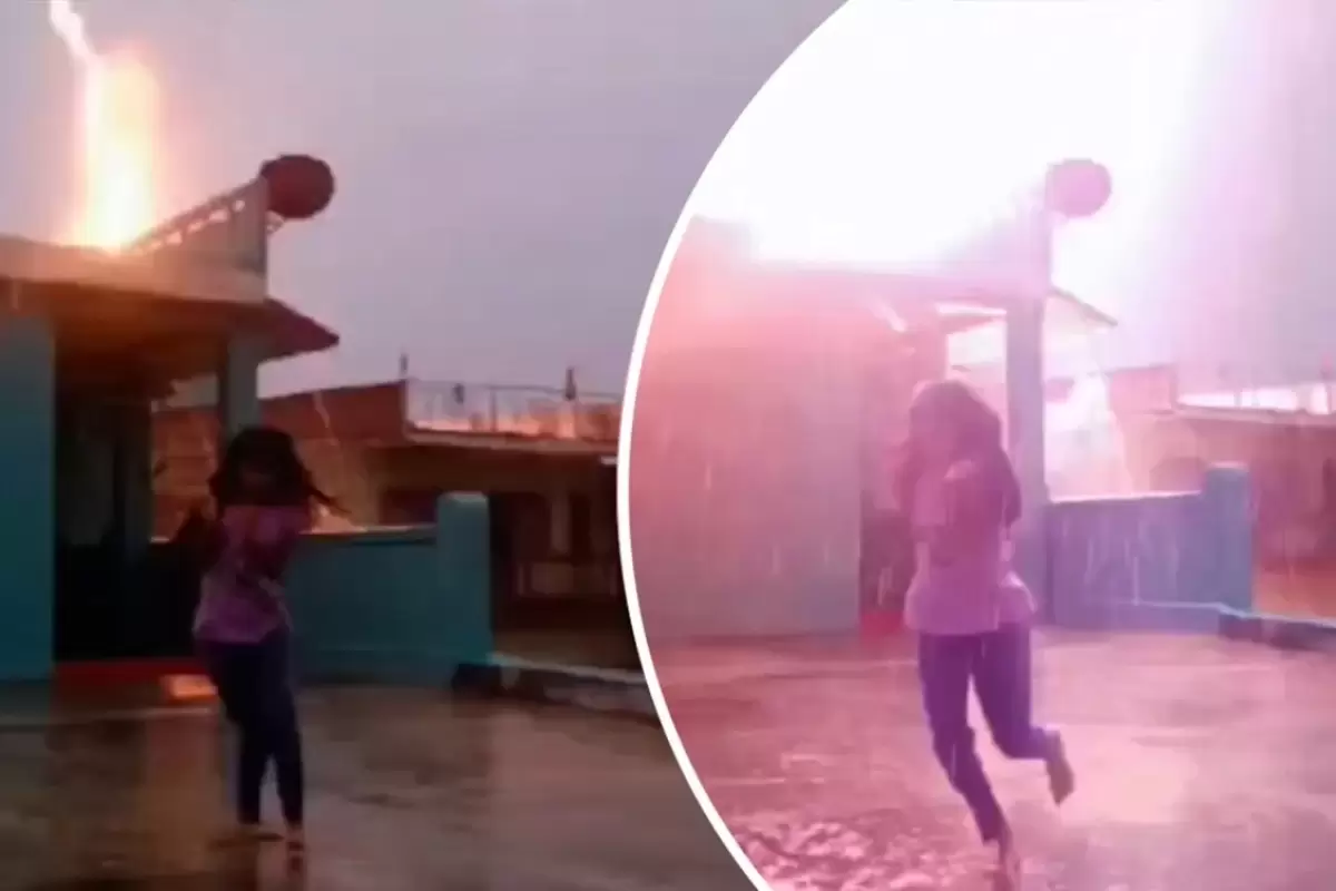 (ویدئو) لحظه وحشتناک برخورد صاعقه به نزدیکی دختر در حال ضبط ویدئو