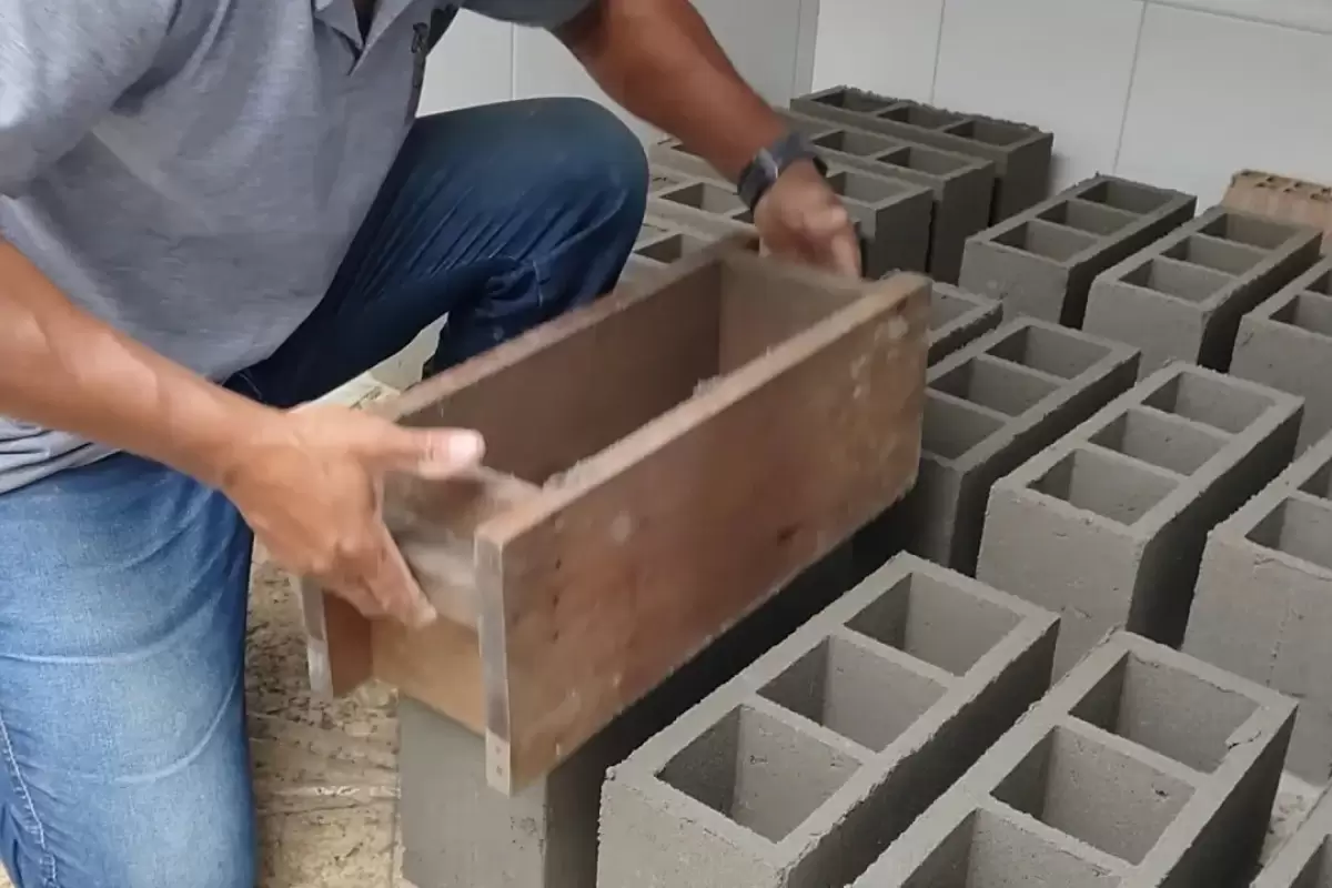 (ویدئو) نحوه درست کردن بلوک سیمانی در خانه با کمک قالب ساده