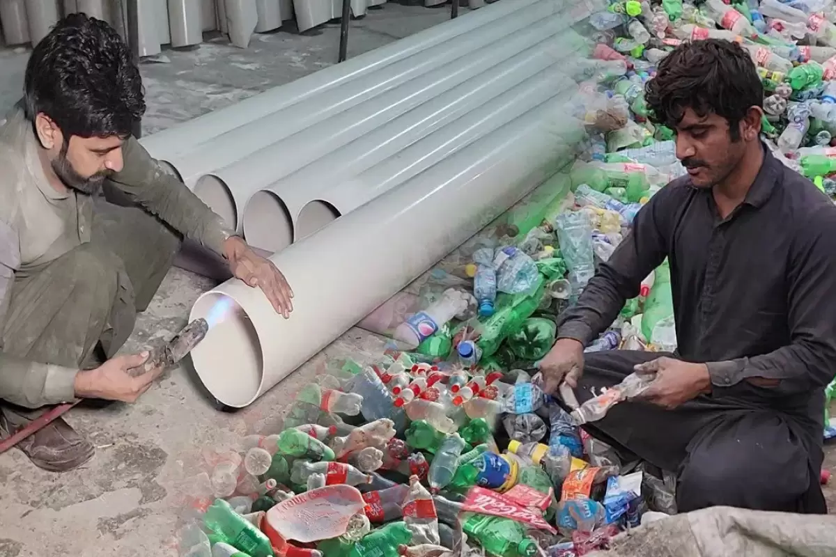 (ویدئو) نحوه تولید کردن لوله پلیکا از طریق بطری پلاستیکی در پاکستان