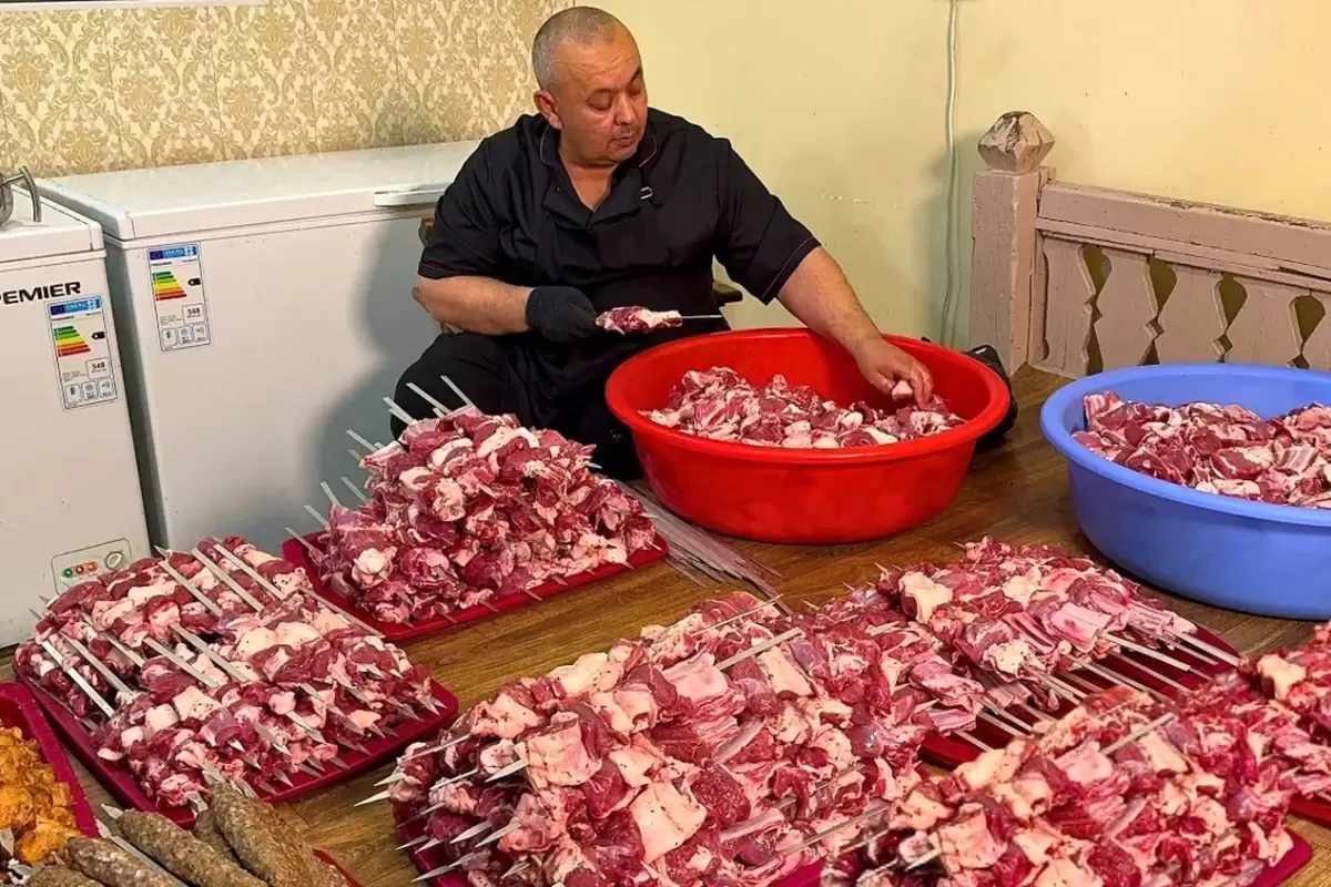 (ویدئو) غذای خیابانی در ازبکستان؛ تهیه و پخت 1000 سیخ کباب با 300 کیلو گوشت