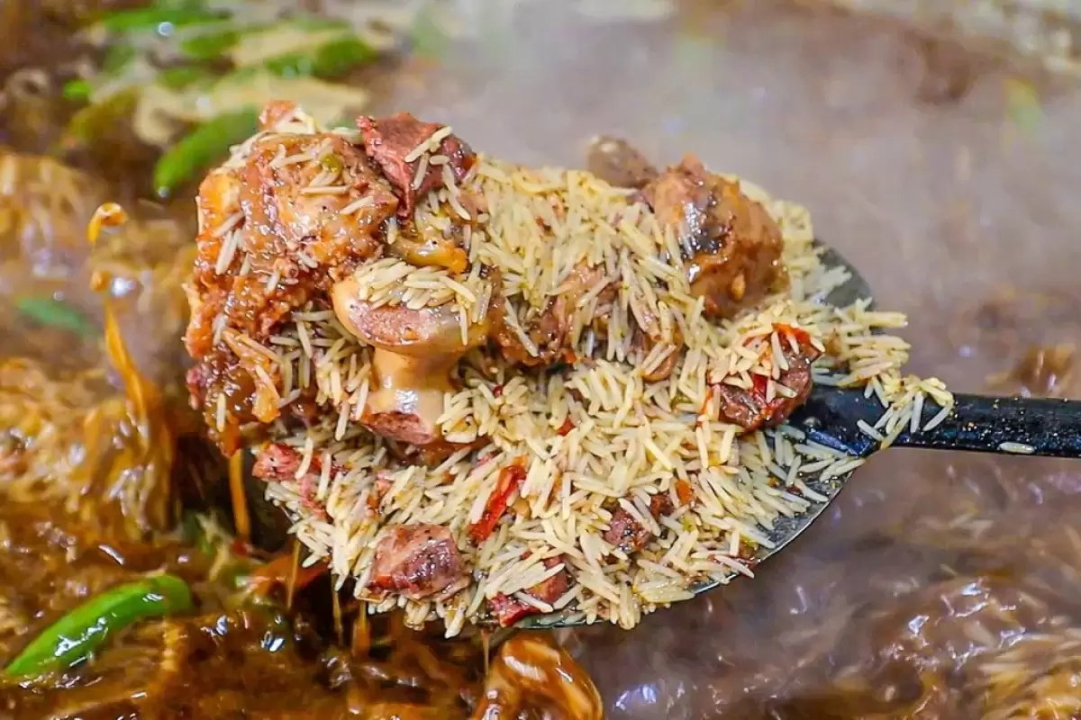 (ویدیو) غذای خیابانی در پاکستان؛ پخت ۱۱۰ کیلو پلو گوشت