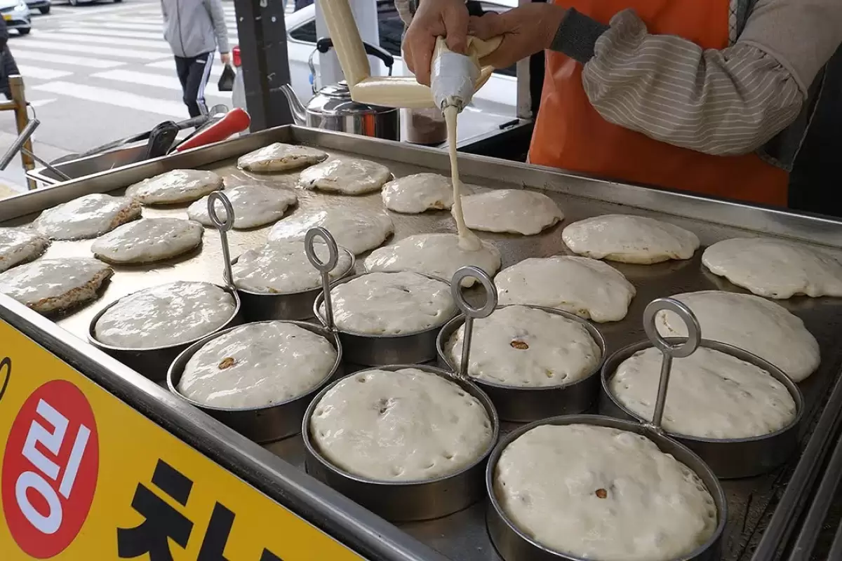 (ویدئو) غذای خیابانی در کره؛ پخت پنکیک، ساندویچ و مرغ سوخاری در سئول