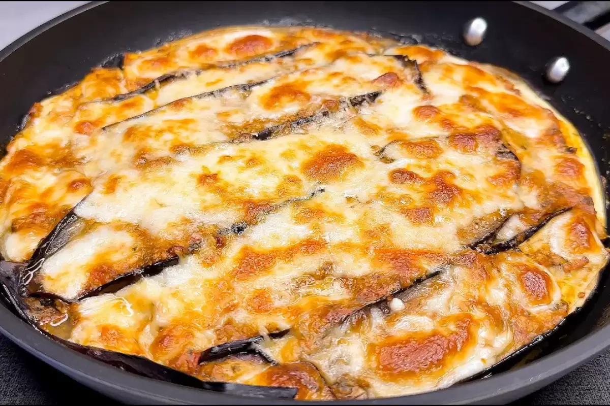 (ویدئو) نحوه پخت یک غذای ساده با بادمجان و گوجه به روش ایتالیایی
