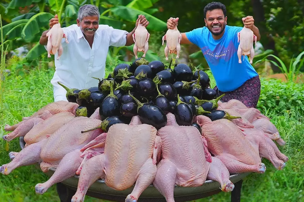 (ویدئو) پخت یک غذای متفاوت با مرغ و بادمجان به سبک پدر و پسر روستایی هندی