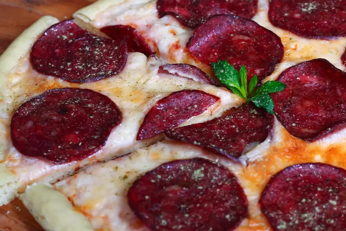 (ویدئو) طرز تهیه خمیر پیتزا ساده و پخت پیتزا پپرونی ایتالیایی