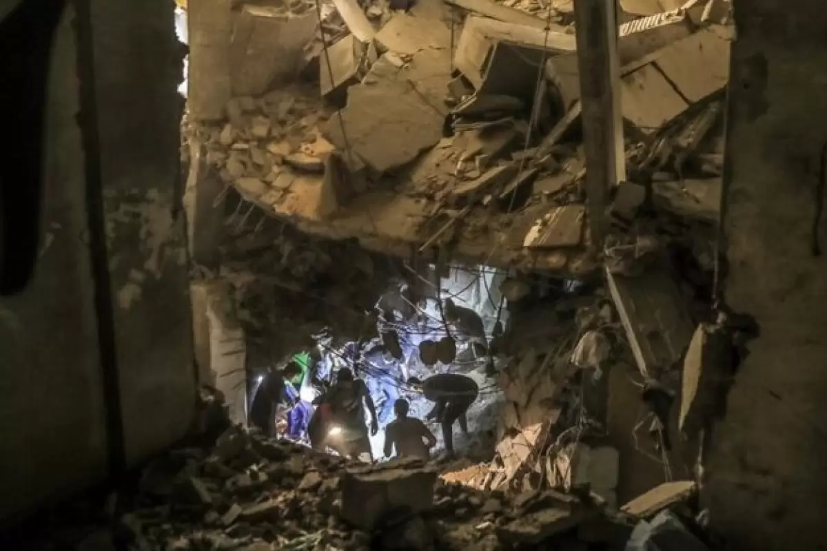 ببینید | لحظۀ بمباران یک آپارتمان در اردوگاه البریج در مرکز غزه