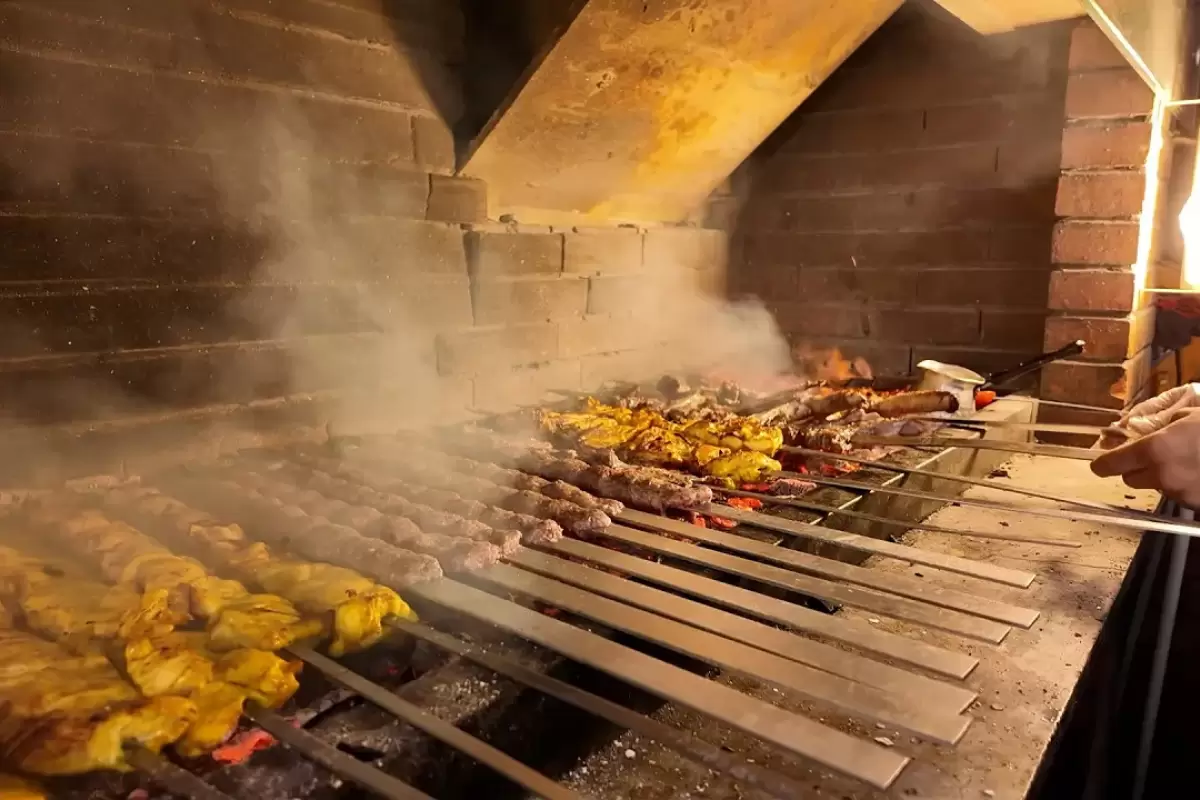 (ویدئو) غذای خیابانی در ایران؛ پخت کباب کوبیده و جوجه کباب در تهران