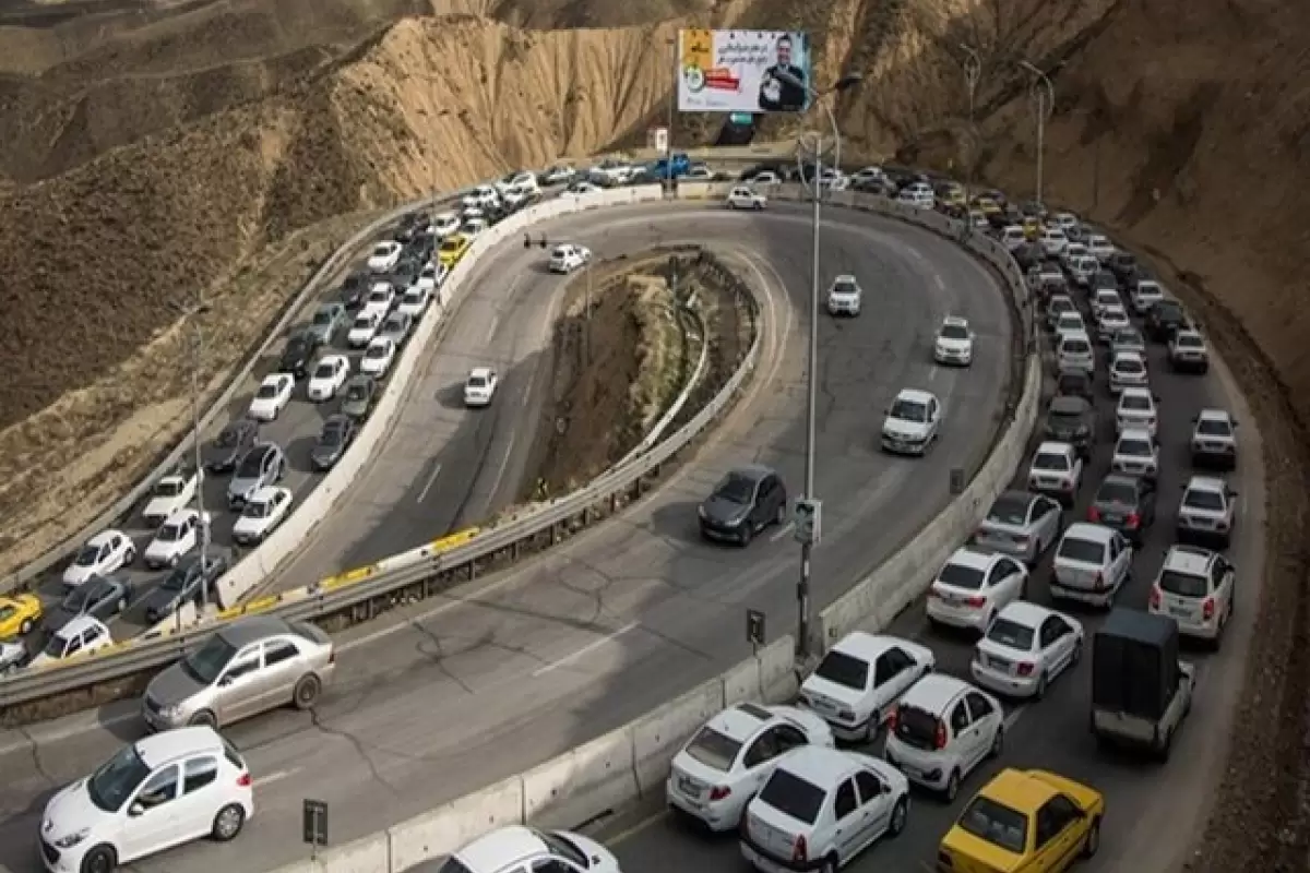 ببینید | سقوط دو خودرو از جاده دسترسی هفت چشمه روی پشت بام و حیاط منزل مسکونی