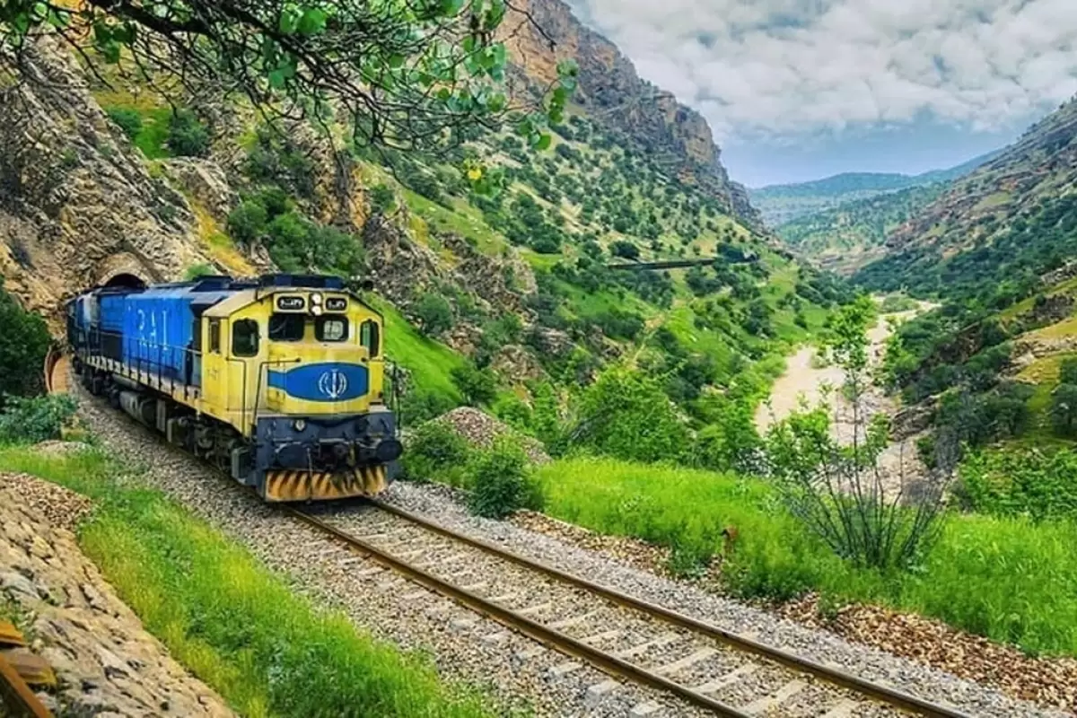 نقص فنی قطار تهران-مشهد؛ مسافران در واگن‌ها حبس شدند