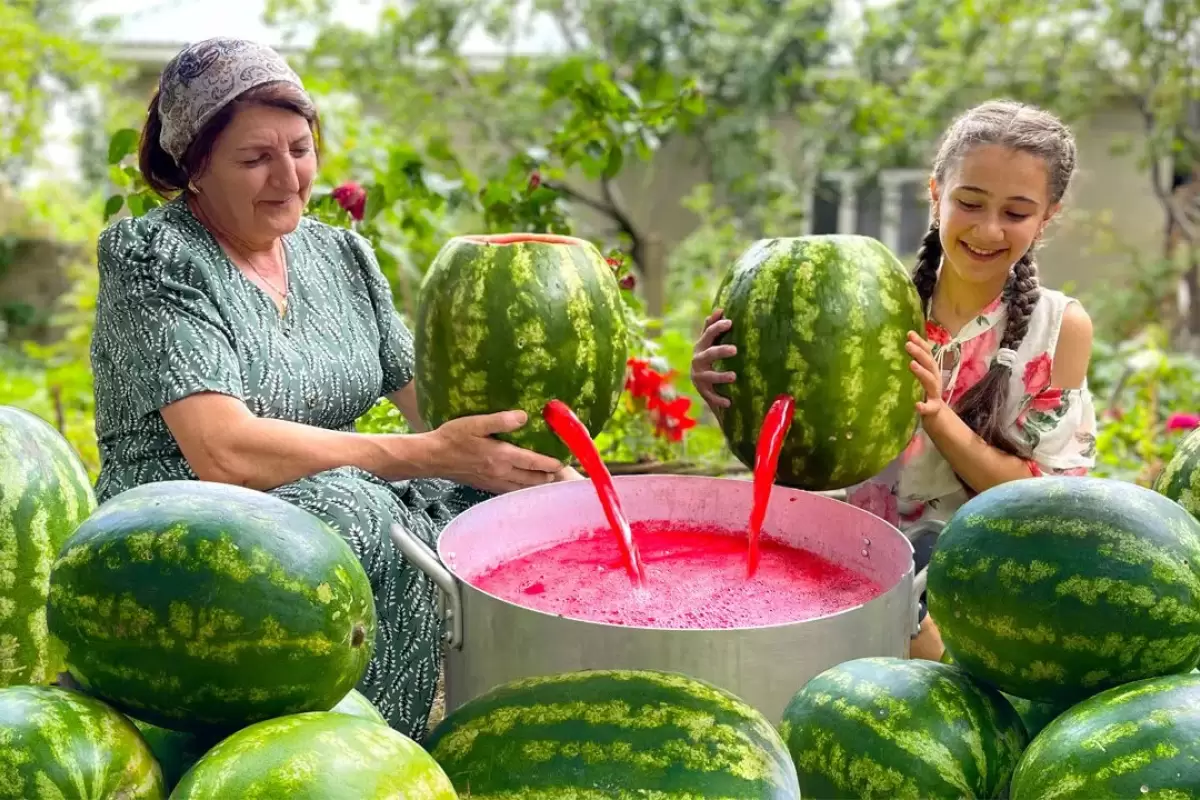 (ویدئو) تهیه کنسرو و مربای هندوانه برای زمستان به سبک مادر بزرگ آذربایجانی