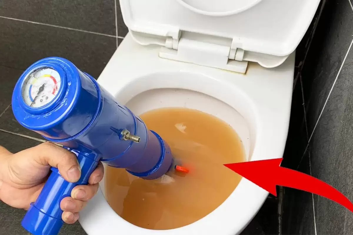 (ویدئو) نحوه درست کردن یک ابزار برای باز کردن گرفتگی لوله توالت فرنگی