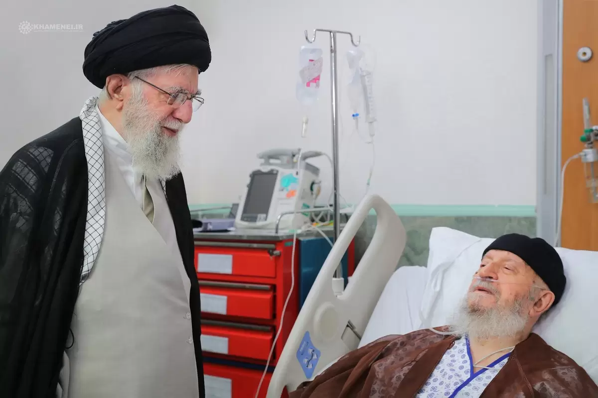 (ویدئو) لحظاتی از گفتگوی رهبر انقلاب با آیت‌الله مکارم شیرازی در بیمارستان
