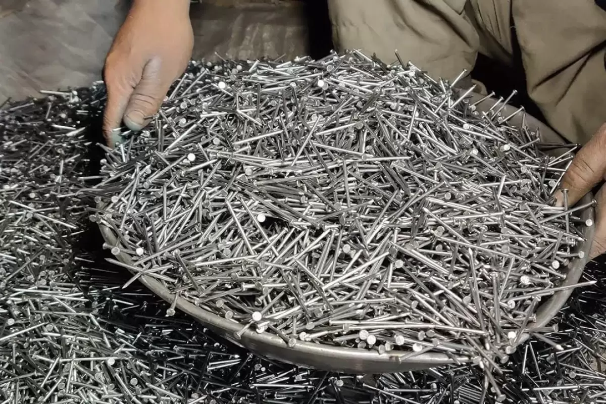(ویدئو) نحوه تولید میلیاردها میخ توسط کارگران باتجربه پاکستانی