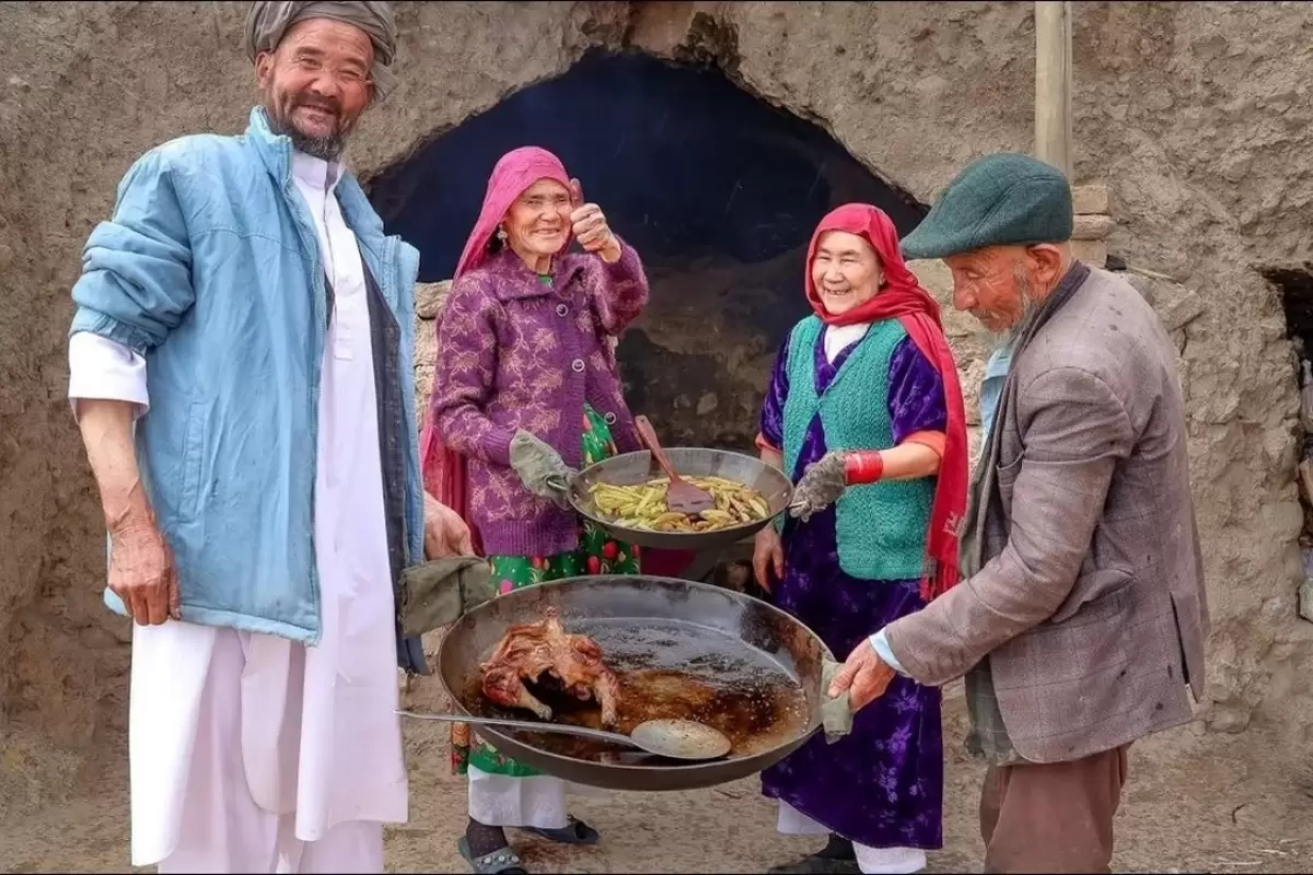 (ویدیو) غذا پختن سنتی زوج‌های غارنشین افغان
