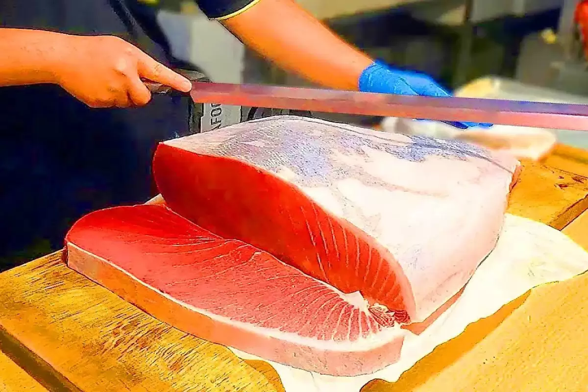 (ویدئو) غذای خیابانی در ژاپن؛ برش دیدنی و سرو ماهی تن غول پیکر در توکیو