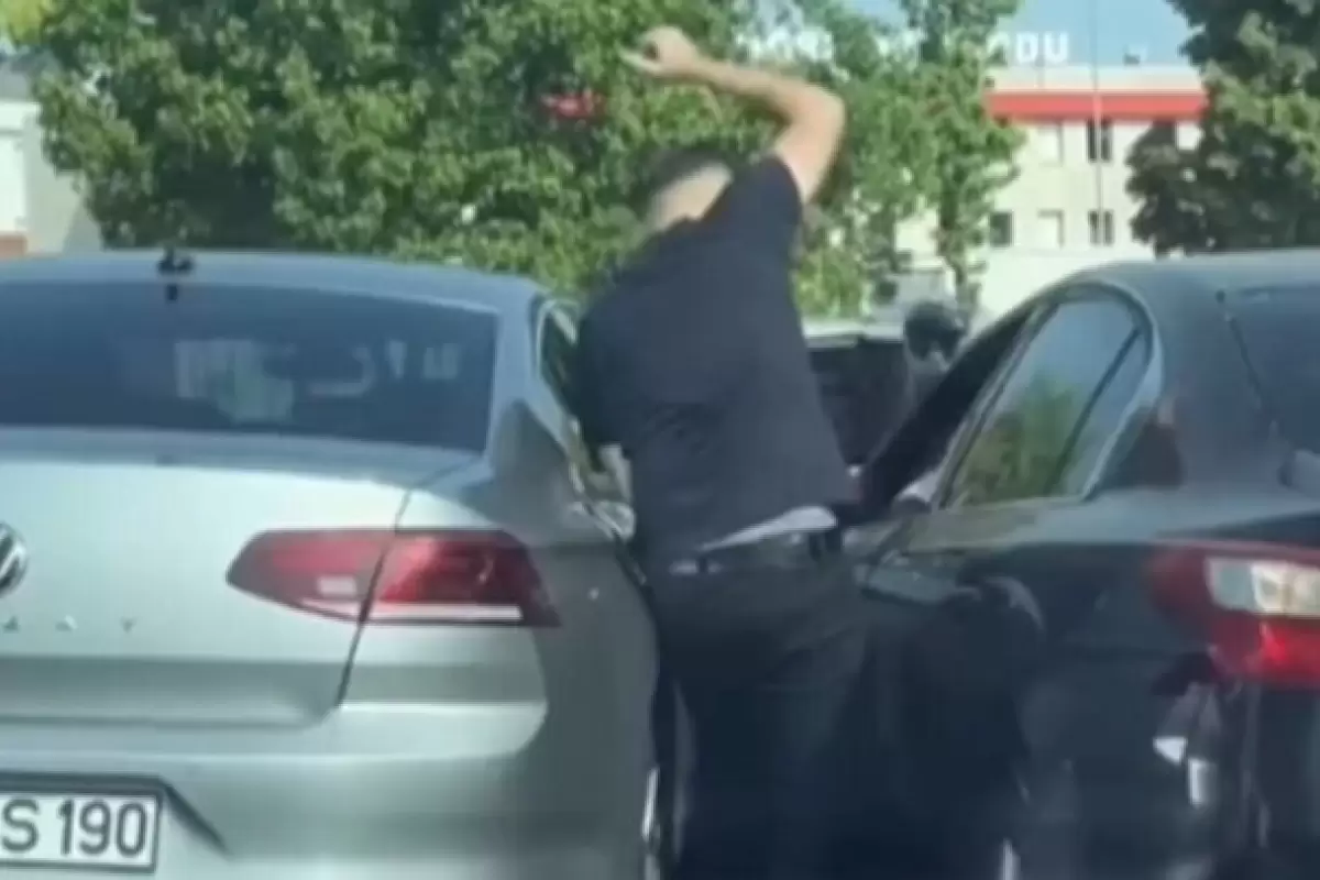 ببینید | حمله وحشیانه مرد جوان با چاقو در پی دعوای خیابانی با یک راننده