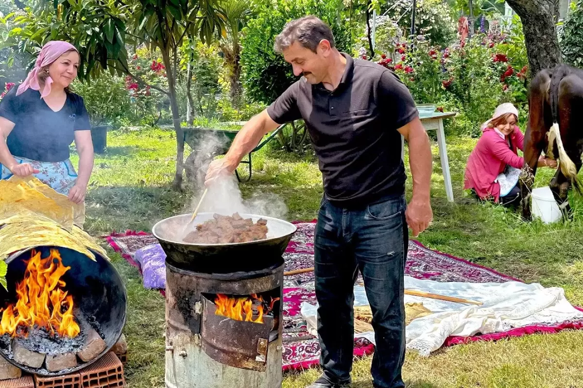 (ویدئو) تهیه پنیر، نان روی بشکه و واویشکای دل و جگر به سبک خانواده قفقازی