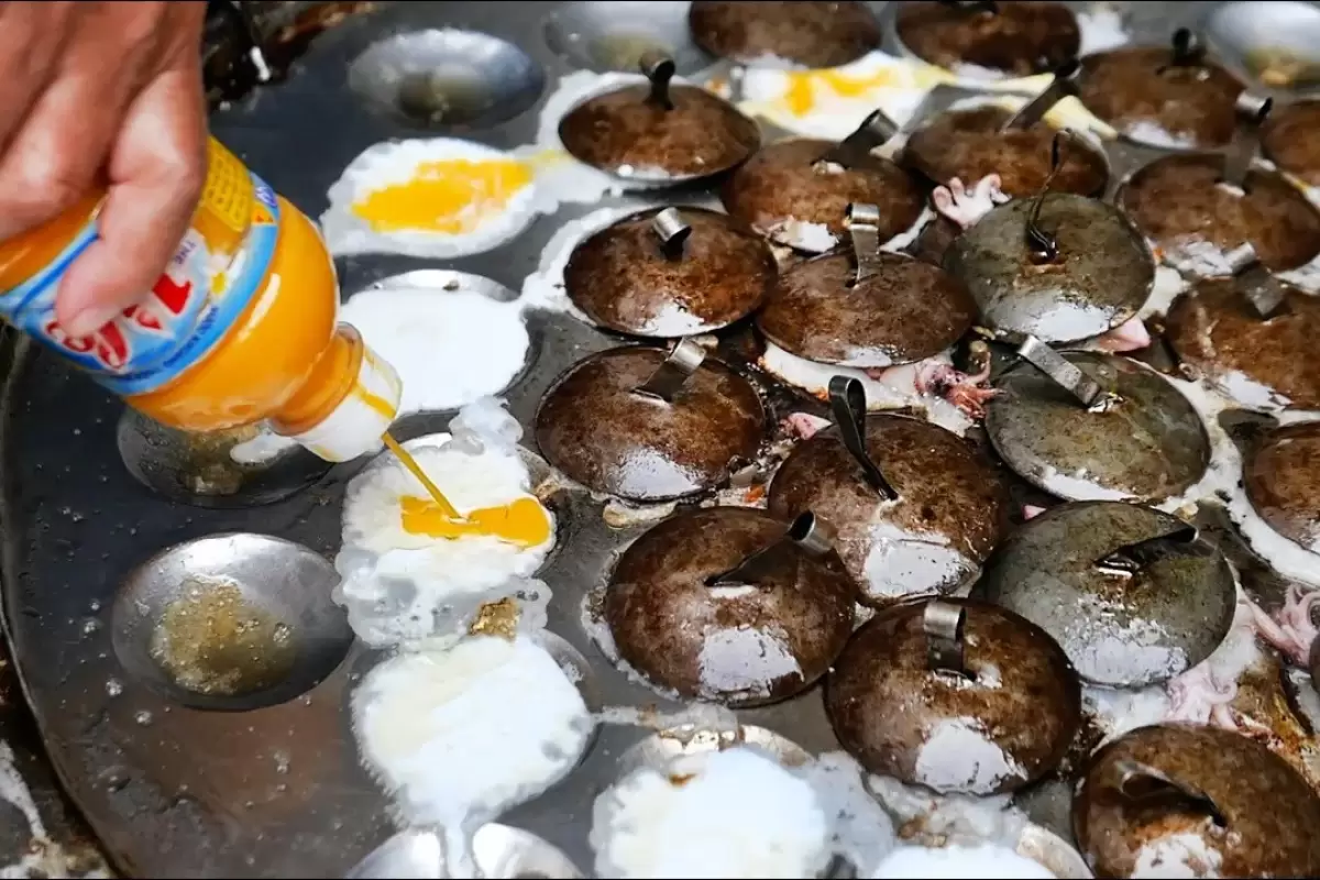 (ویدئو) غذای خیابانی در هند؛ پخت پنکیک با  ماهی مرکب و میگو