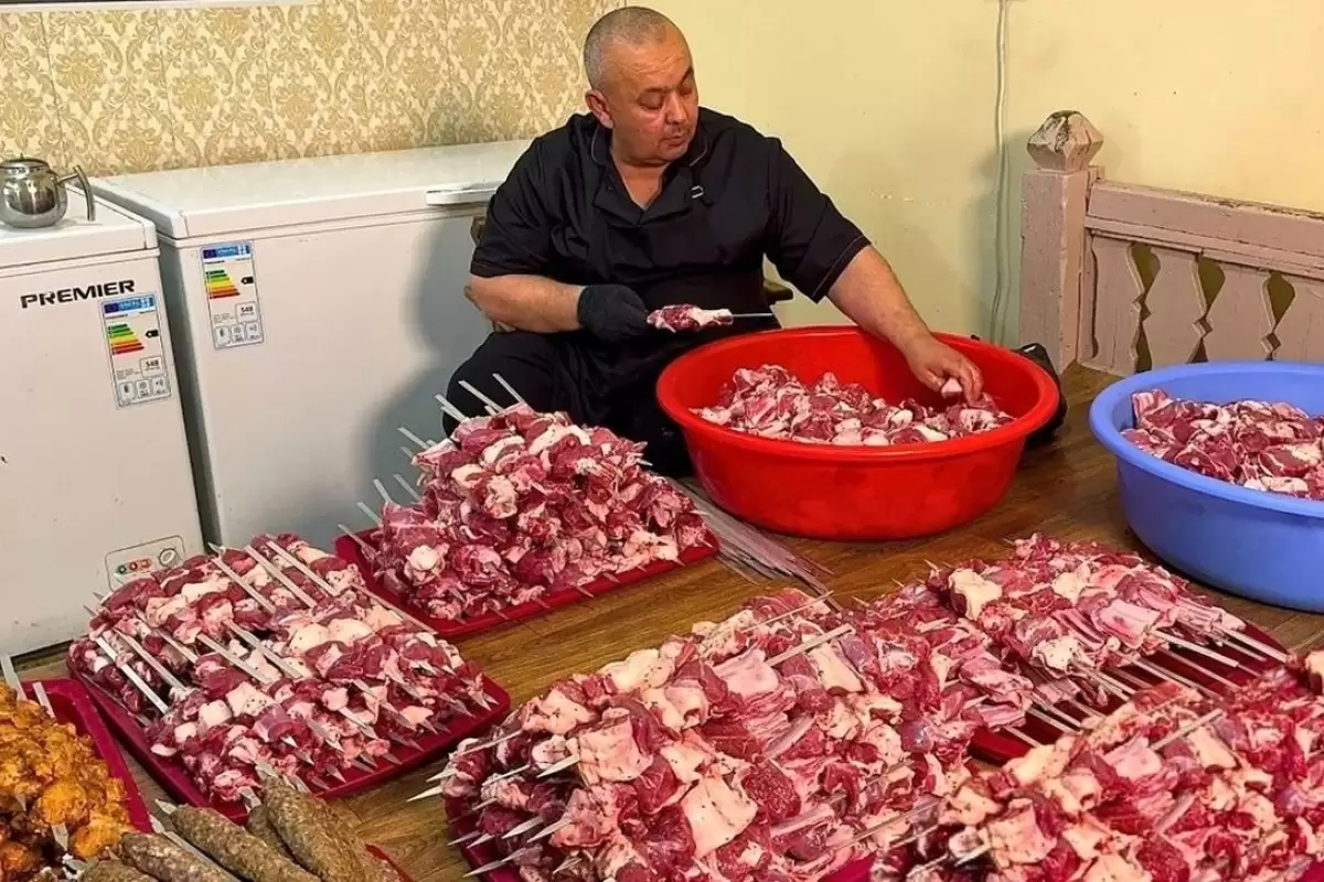 (ویدئو) غذای خیابانی در ازبکستان؛ پخت ۱۰۰۰ سیخ کباب با ۳۰۰ کیلو گوشت