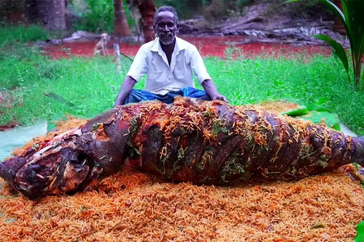 (ویدئو) غذای روستایی در هند؛ پخت غذای محلی با یک ماهی غول پیکر