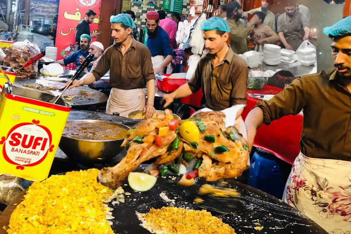 (ویدئو) غذای خیابانی پرطرفدار در پاکستان؛ از املت، کباب و واویشکا تا آبگوشت