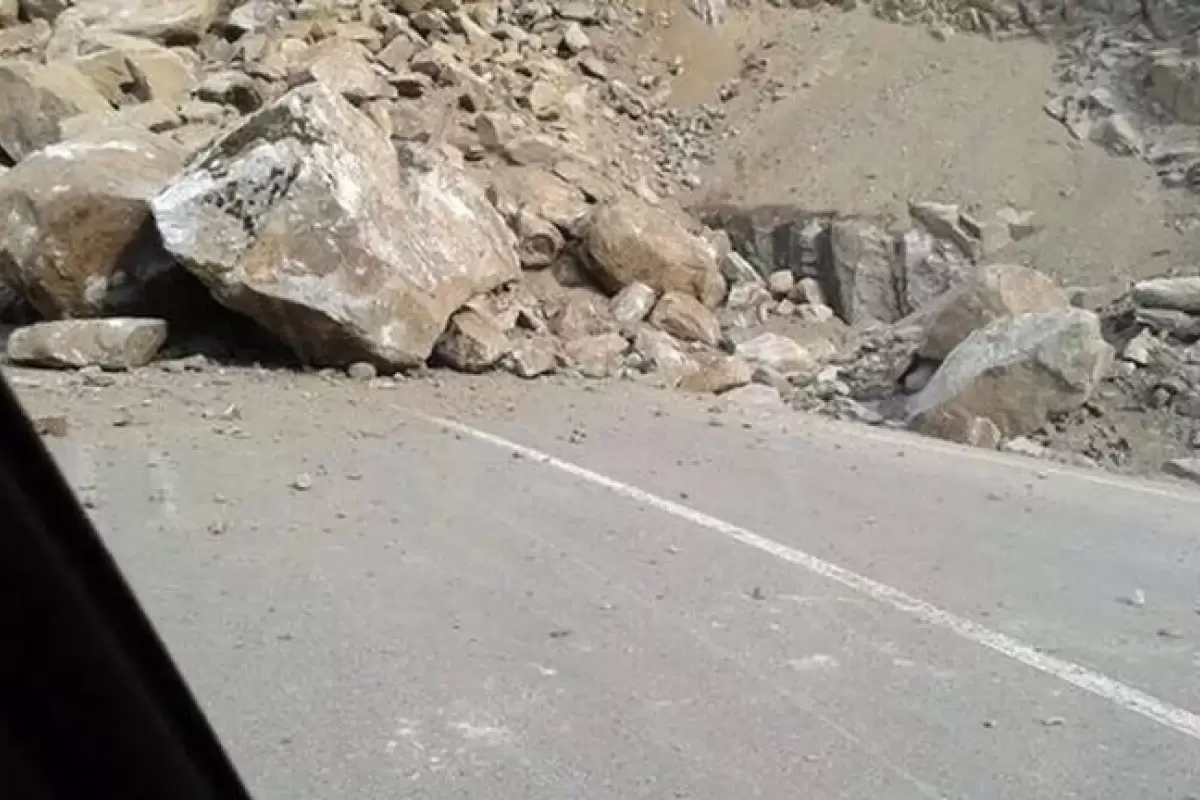 ببینید | تصاویر تکان‌دهنده از له شدن و آتش‌سوزی خودروی MVM پس از سقوط سنگ در جاده چالوس
