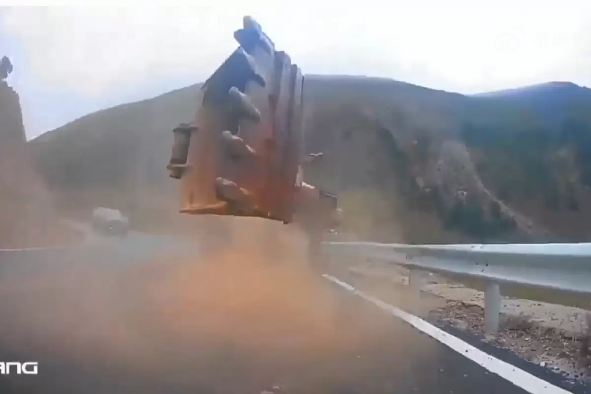 (ویدئو) سقوط وحشتناک بیل مکانیکی از روی یک کامیون