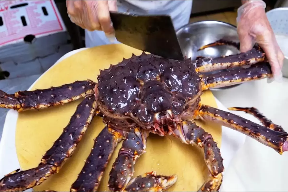 (ویدئو) غذای خیابانی در آمریکا؛ پخت غذا با خرچنگ غول پیکر آلاسکایی