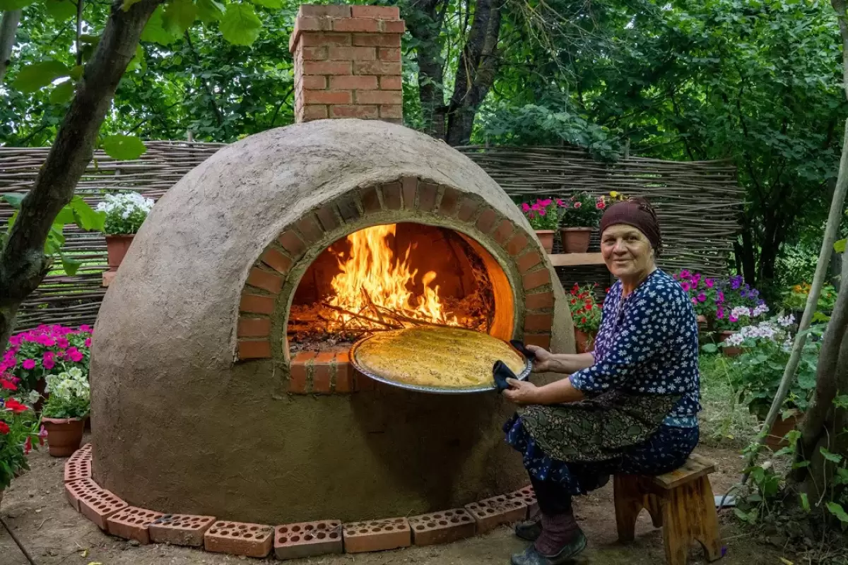 (ویدئو) فرآیند ساخت تنور و پختن نان در آن به روش یک بانوی روستایی آذربایجانی