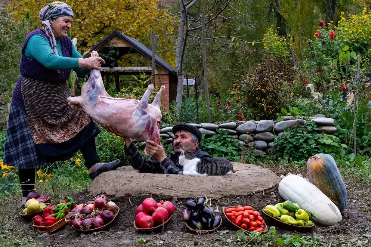 (ویدئو) پخت بره کامل در تنور زیر زمینی توسط زوج مسن روستایی آذربایجانی
