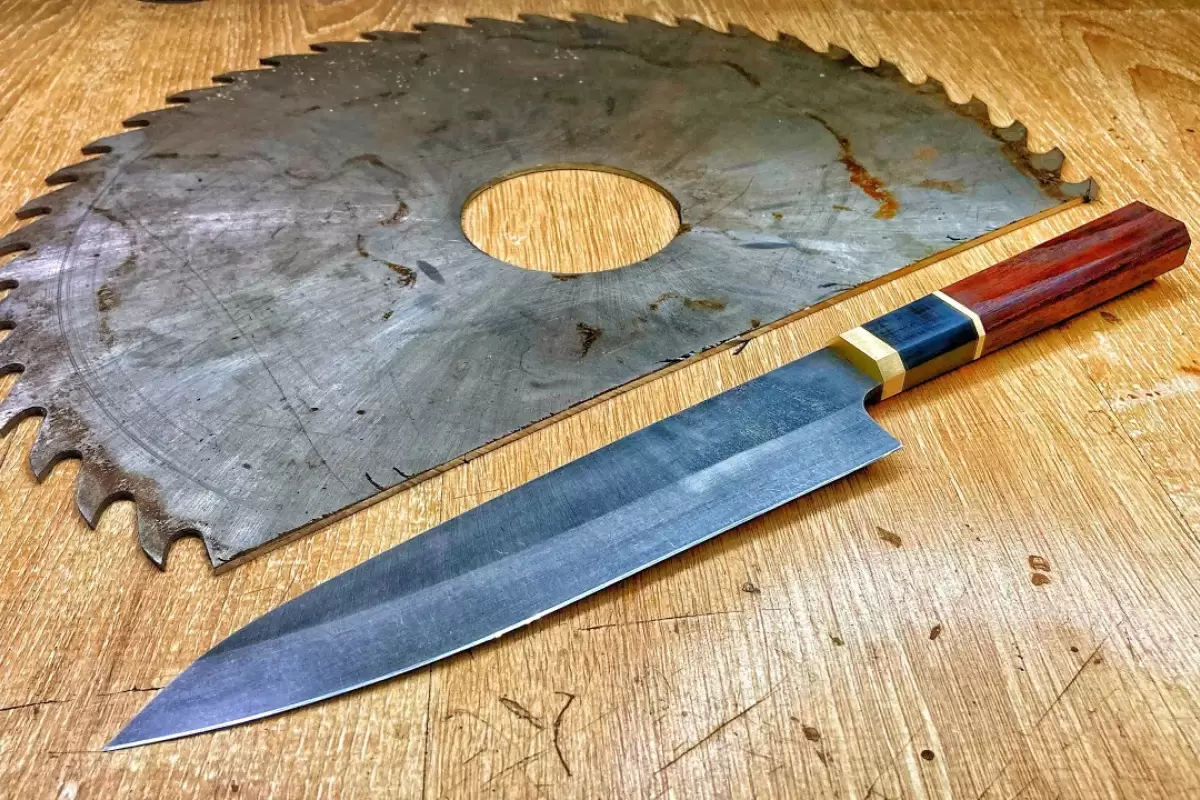 (ویدئو) فرآیند درست کردن یک چاقوی آشپزخانه ژاپنی با تیغ اره
